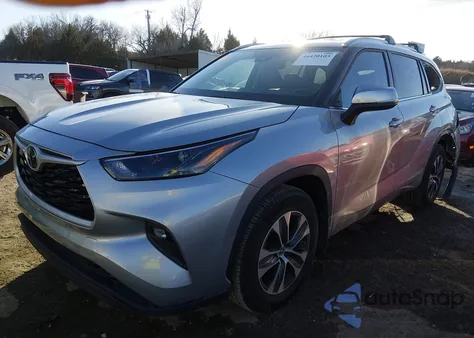 2022 Toyota Highlander Xle z USA, uszkodzony, nr VIN 5TDGZRBH9NS561247
